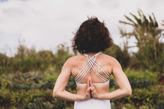Starke Frauen praktizieren Yoga draußen auf einem Feld — Stockfoto
