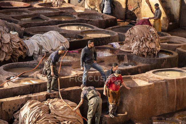 Homens trabalhando em curtumes de couro em Fez, Marrocos — Fotografia de Stock