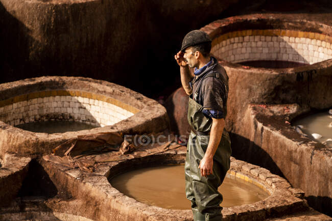Lavoratore di cuoio alla conceria marocchina in fez — Foto stock