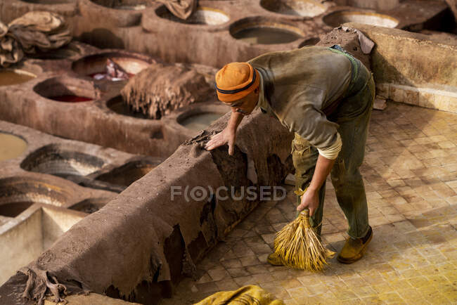 Limpieza de trabajadores masculinos en curtiduría de cuero en fez, Marruecos - foto de stock