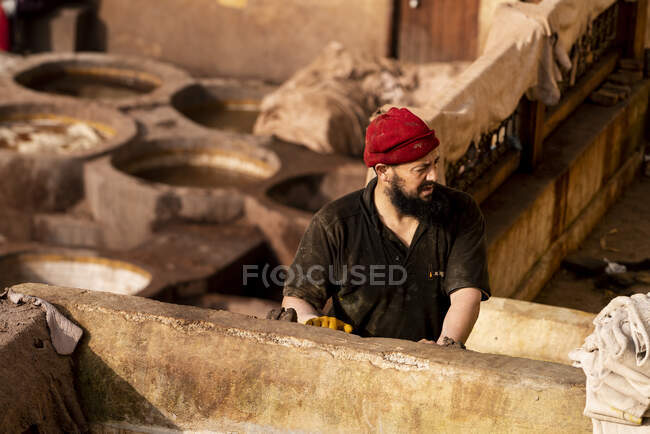 Человек, работающий на кожевенном заводе в Фесе, Марокко — стоковое фото