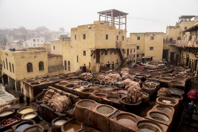 Vista de la curtiduría de cuero en fez, Marruecos - foto de stock