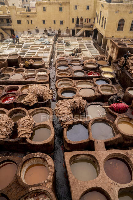 Vista de la curtiduría de cuero en fez, Marruecos - foto de stock