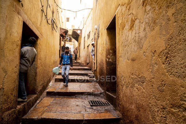 Man shopping and walking in fez, Morocco — Stock Photo