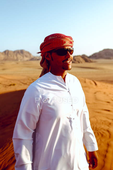 Ein Beduinenmann lächelt, als er sein Haus im jordanischen Wadi Rum inspiziert — Stockfoto