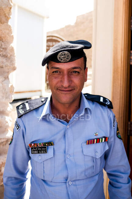 Un guardia de seguridad jordano a la entrada del castillo de Kerak, Jordania - foto de stock