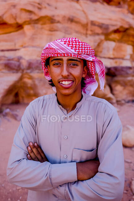 Un hombre beduino posa en su tierra natal de Wadi Rum, Jordania - foto de stock