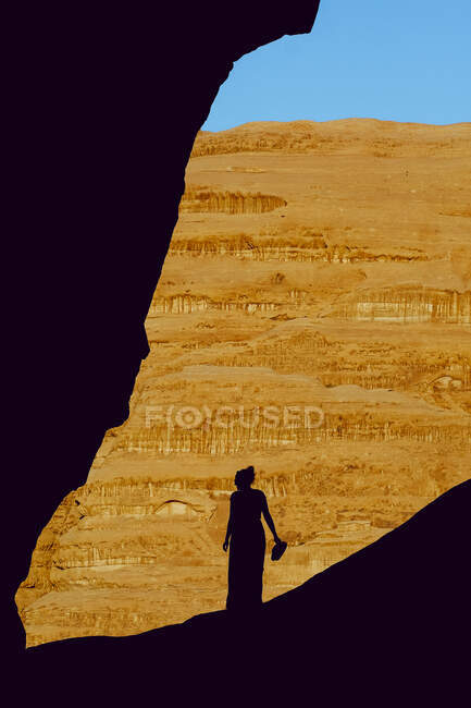Silhouette di una donna nel deserto di Wadi Rum, Giordania — Foto stock