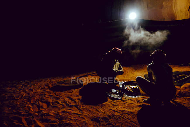 Due beduini preparano un pasto tradizionale cucinato a Wadi Rum, Giordania — Foto stock