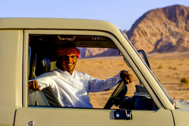 Ein Beduinenmann posiert in seinem LKW im jordanischen Wadi Rum — Stockfoto