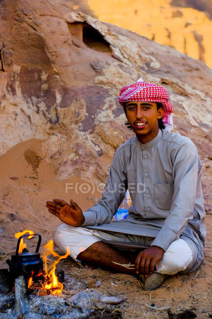 Um beduíno prepara chá sobre um incêndio em Wadi Rum, Jordânia — Fotografia de Stock
