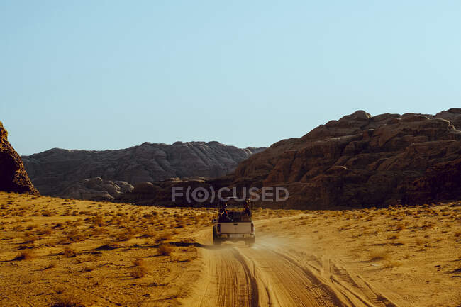 Un camión beduino lleva a los turistas al desierto de Wadi Rum Jordan - foto de stock