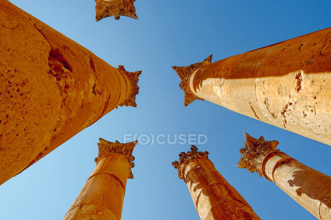 Olhando para as antigas colunas romanas na cidade de Jerash, Jordânia — Fotografia de Stock