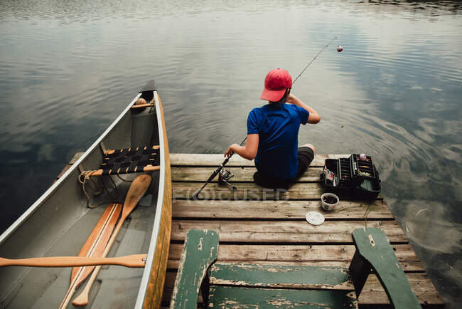 Маленький мальчик рыбачит в озере — стоковое фото
