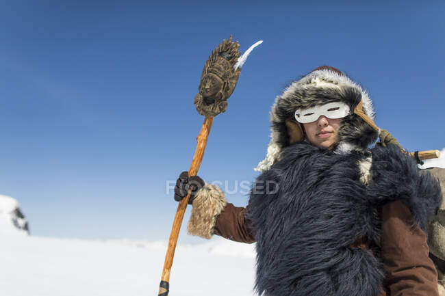 Cacciatore nativo americano vestito con abiti tradizionali in pelliccia. — Foto stock