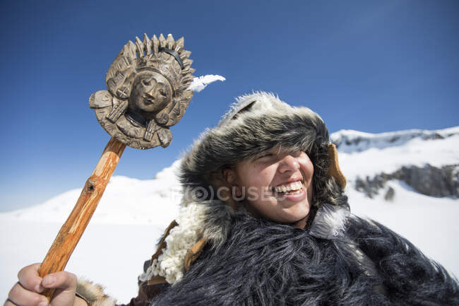 Caçador nativo americano sorrindo vestindo roupas tradicionais de pele. — Fotografia de Stock