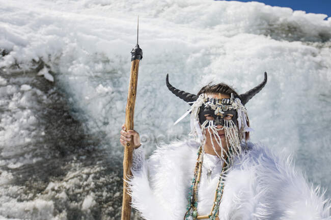Fille autochtone portant un masque facial, habillée en chèvre de montagne. — Photo de stock