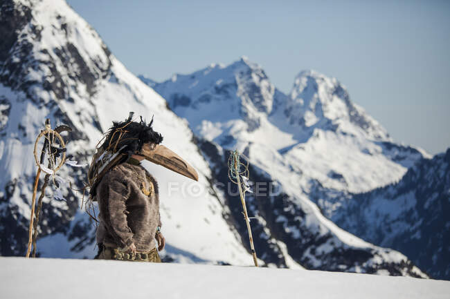First Nations person dressed in Ravens mask preforms a ceremony. — Stock Photo