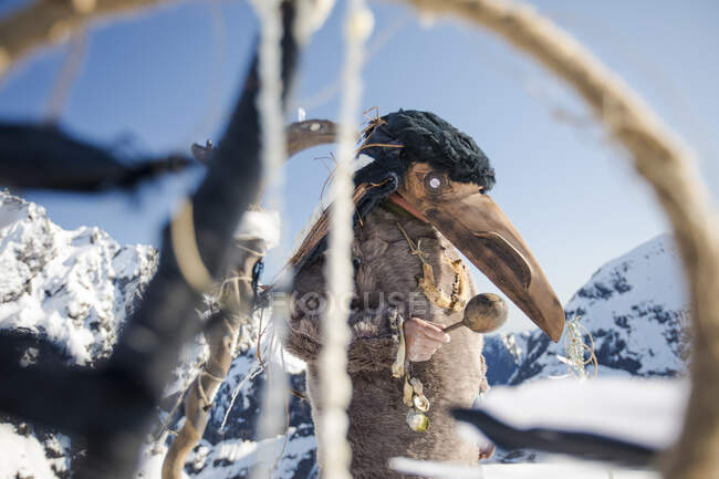First Nations person dressed in Ravens mask preforms a ceremony. — Stock Photo