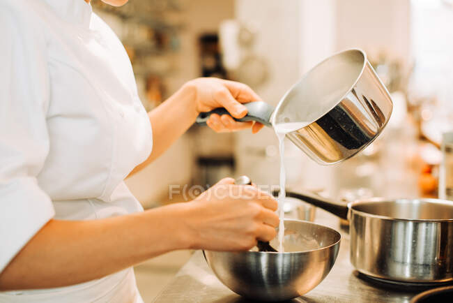 Femmina chef sta lavorando in una cucina ristorante — Foto stock