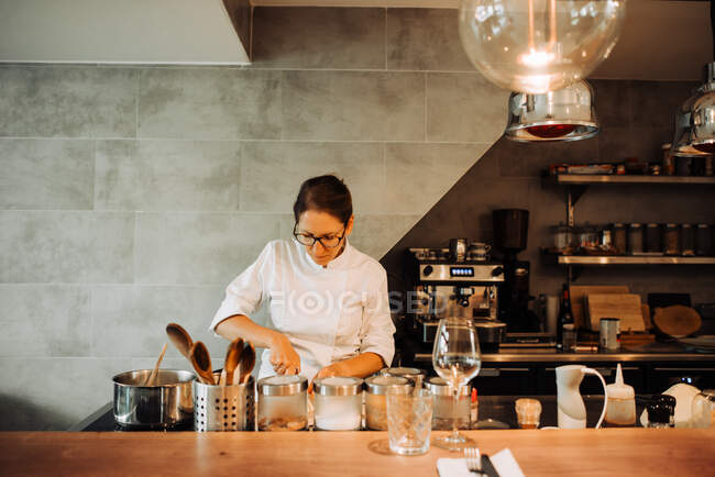 Female chef working in kitchen restaurant — Stock Photo