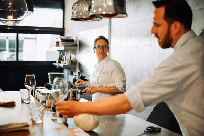 Uomo e donna che lavorano nel ristorante della cucina — Foto stock