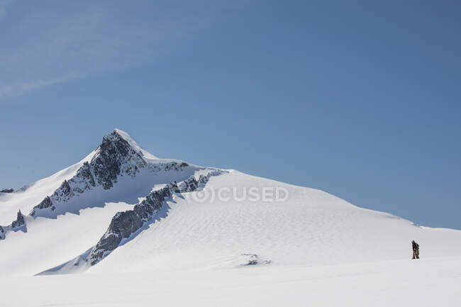 First Nations Bergsteiger erkundet hohe Höhen, Pelzbekleidung. — Stockfoto