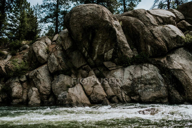 Magnifique rivage rocheux de la rivière dans le parc national de Yellowstone. — Photo de stock
