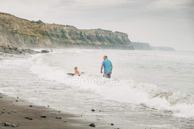 Embarquement boogie père et fils à la plage — Photo de stock