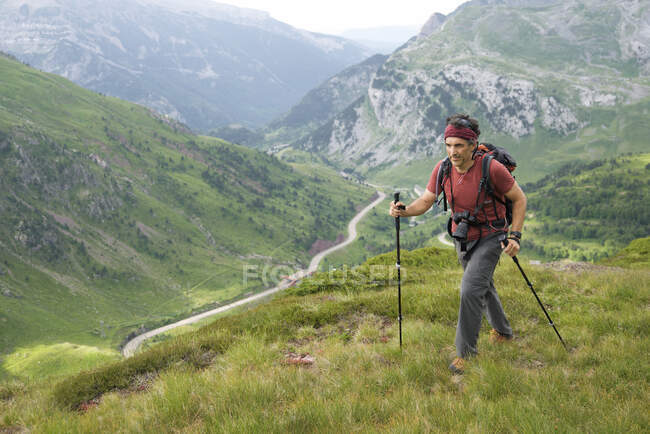 Турист в долине Канфранк, Пиренеи в Испании. — стоковое фото