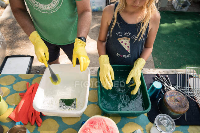 Vater und Tochter waschen Geschirr auf Outdoor-Campingplatz — Stockfoto