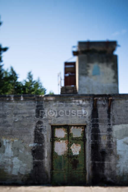 Porta del bunker in metallo verde ruggine a Fort Worden, WA — Foto stock