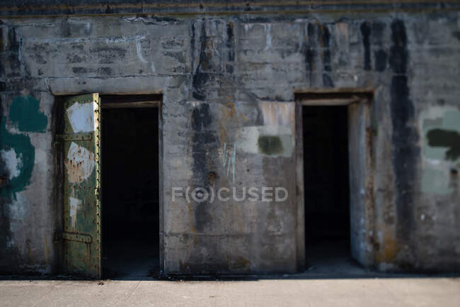 Открытые двери в окружении каменного бункера в Форт-Уордене, штат Вашингтон — стоковое фото