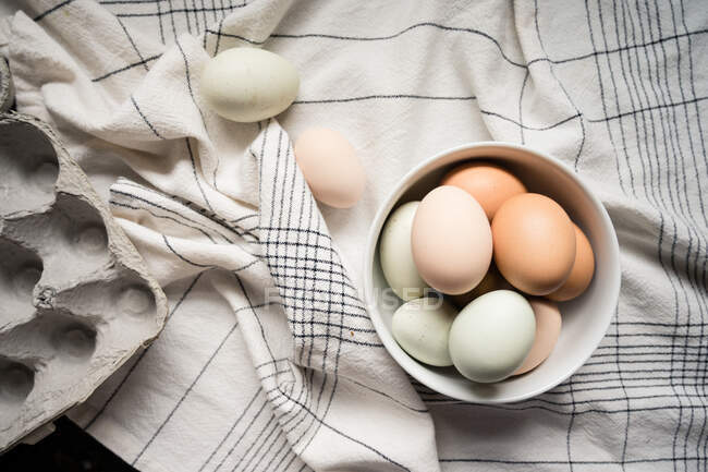 Uova crude su tessuto grigio — Foto stock