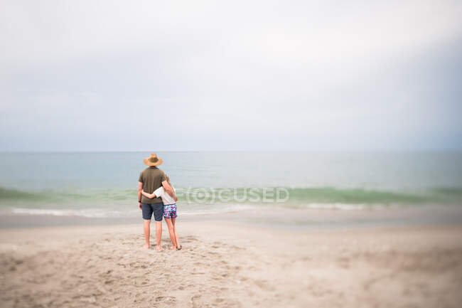 Homem e Jovem Olhando para o Oceano em Indialantic FL — Fotografia de Stock
