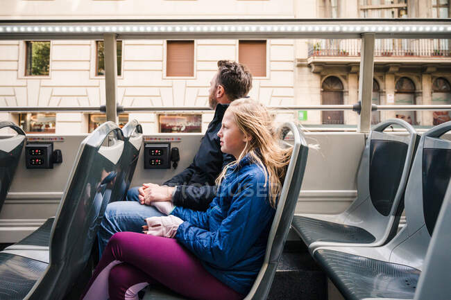 Junge Mädchen und Vater fahren in offenem Doppeldeckerbus in Barcelona — Stockfoto