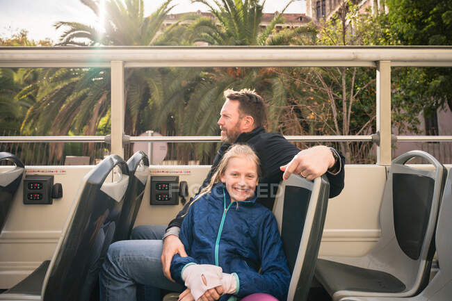 Vater und Tochter im Open-Air-Reisebus in Barcelona, Spanien — Stockfoto