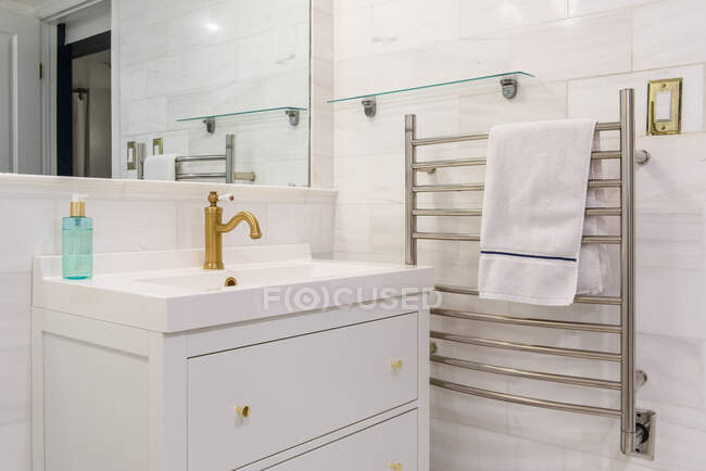 Сучасна ванна кімната з білою раковиною і синіми стінами. — стокове фото