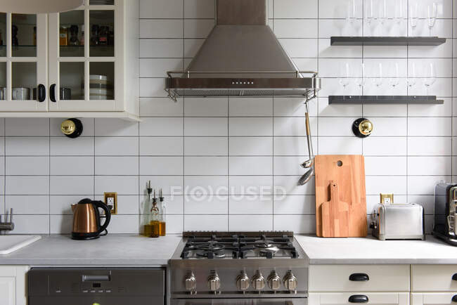 Современный интерьер кухни с белыми и серыми стенами и большим окном. — стоковое фото
