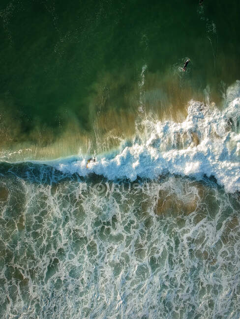 Vista superior de las olas del océano, naturaleza - foto de stock