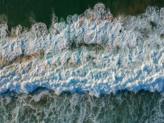 Vista superior de las olas del océano, naturaleza - foto de stock