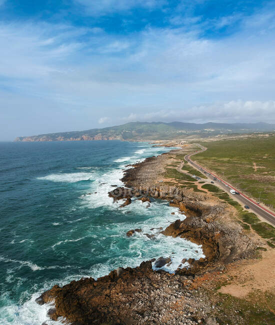 Vista aerea della costa rocciosa nella giornata di sole — Foto stock