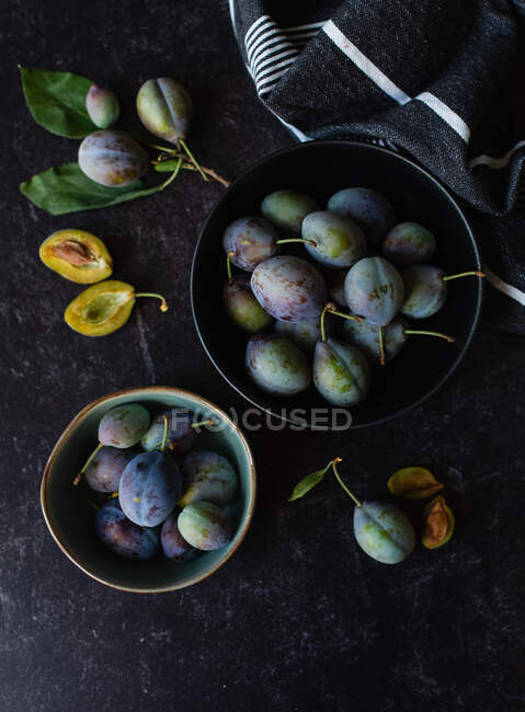 Ameixas frescas na mesa — Fotografia de Stock