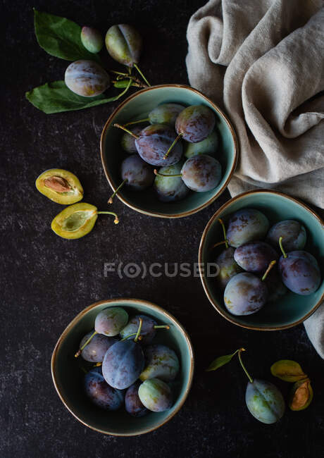 Prunes fraîches sur la table — Photo de stock