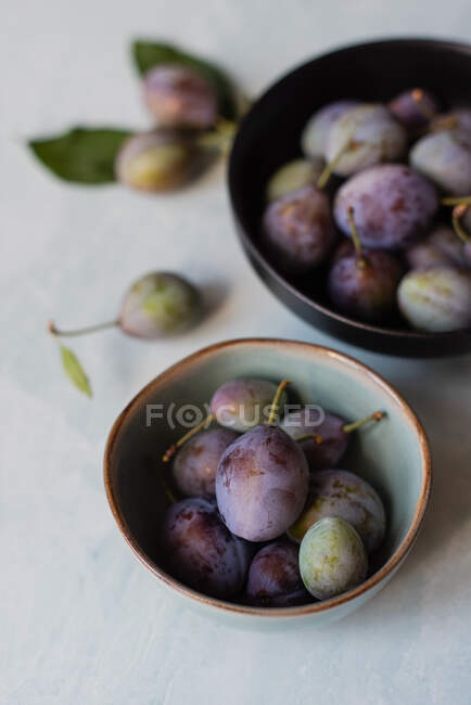 Ameixas frescas na mesa — Fotografia de Stock