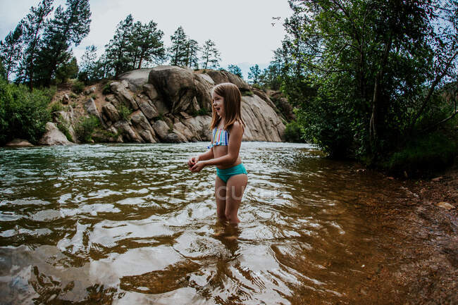 Bambina che gioca nel fiume della foresta — Foto stock