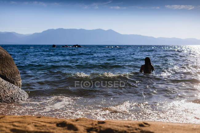 Jovem mulher de pé no mar — Fotografia de Stock