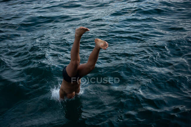Мальчик плавает в воде летом весело — стоковое фото