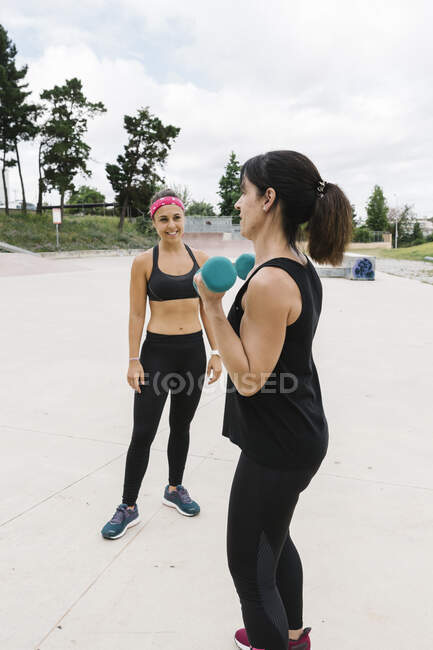 Доросла жінка займається тренуванням ваги зі своїм особистим тренером — стокове фото