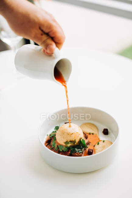 Primer plano de delicioso plato asiático - foto de stock